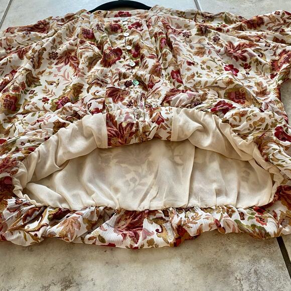 Fate Long Sleeve Floral Pearlescent Buttons
Size Small Romantic - Picture 8 of 14